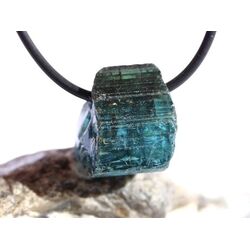 Turmalin blau (Indigolith) Kristall / Rohsteinform gebohrt - Sonderqualitt - Raritt - ca. 1,8 cm x 1,5 cm x 1,5 cm (GKS)