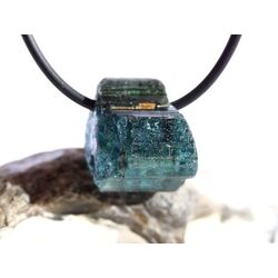 Turmalin blau (Indigolith) Kristall / Rohsteinform gebohrt - Sonderqualitt - Raritt - ca. 1,8 cm x 1,5 cm x 1,5 cm (GKS)