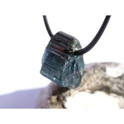 Turmalin blau (Indigolith) Kristall / Rohsteinform gebohrt - Sonderqualitt - Raritt - ca. 1,8 cm x 1,5 cm x 1,5 cm (GKS)