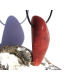 Chalcedon rot (Blutchalcedon) XXXL Schmuckstein / Trommelstein gebohrt - AA-Sonderqualität - Rarität - Handarbeit - ca. 5,4 cm x 2,6 cm x 1,7 cm