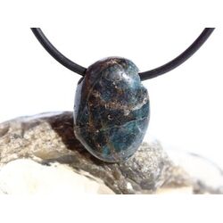 Apatit blau natur Trommelstein gebohrt - ca. 2,1 cm x 1,5...