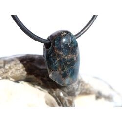 Apatit blau natur Trommelstein gebohrt - ca. 2,1 cm x 1,5 cm x 0,8 cm
