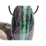 Rubin-Zoisit (Anyolith) XXXL Schmuckstein / Trommelstein gebohrt - AA-Sonderqualität - ca. 5,7 cm x 3,1 cm x 1,4 cm
