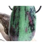 Rubin-Zoisit (Anyolith) XXXL Schmuckstein / Trommelstein gebohrt - AA-Sonderqualität - ca. 5,7 cm x 3,1 cm x 1,4 cm