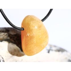 Calcit orange (Orangencalcit) Trommelstein gebohrt - Sonderqualit�t  - ca. 2,9 cm x 2,2 cm x 1,6 cm