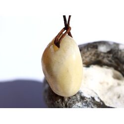 Calcit orange (Orangencalcit) Trommelstein gebohrt - ca. 2,7 cm x 1,9 cm x 1,3 cm