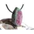 Rubin-Zoisit (Anyolith) Schmuckstein mit Rohsteinform gebohrt - AA-Sonderqualität - Handarbeit - ca. 3,2 cm x 2,1 cm x 1,5 cm