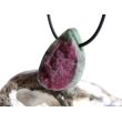 Rubin-Zoisit (Anyolith) Schmuckstein mit Rohsteinform gebohrt - AA-Sonderqualität - Handarbeit - ca. 3,2 cm x 2,1 cm x 1,5 cm