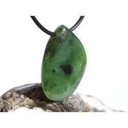 Nephrit-Jade Schmuckstein / Scheibenstein gebohrt - Sonderqualit�t - Handarbeit - ca. 3,4 cm x 2,2 cm x 0,7 cm