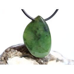 Nephrit-Jade Schmuckstein / Scheibenstein gebohrt - Sonderqualit�t - Handarbeit - ca. 3,4 cm x 2,2 cm x 0,7 cm