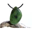 Nephrit-Jade Schmuckstein / Scheibenstein gebohrt - Sonderqualität - Handarbeit - ca. 3,4 cm x 2,2 cm x 0,7 cm