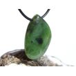 Nephrit-Jade Schmuckstein / Scheibenstein gebohrt - Sonderqualität - Handarbeit - ca. 3,4 cm x 2,2 cm x 0,7 cm