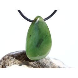 Nephrit-Jade Schmuckstein / Scheibenstein gebohrt - Sonderqualit�t - Handarbeit - ca. 3,2 cm x 2,3 cm x 0,6 cm
