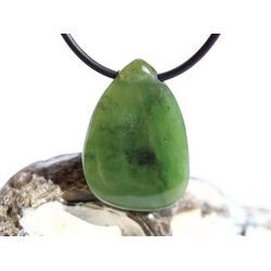Nephrit-Jade Schmuckstein / Scheibenstein gebohrt - Sonderqualit�t - Handarbeit - ca. 3,2 cm x 2,3 cm x 0,6 cm