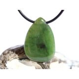 Nephrit-Jade Schmuckstein / Scheibenstein gebohrt - Sonderqualität - Handarbeit - ca. 3,2 cm x 2,3 cm x 0,6 cm