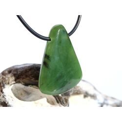Nephrit-Jade Schmuckstein / Scheibenstein gebohrt - Sonderqualit�t - Handarbeit - ca. 3,3 cm x 2,5 cm x 0,7 cm