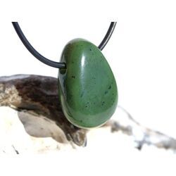 Nephrit-Jade Trommelstein / Scheibenstein gebohrt - ca. 2,7 cm x 1,9 cm x 1,1 cm