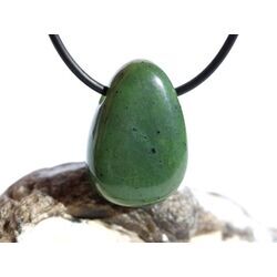 Nephrit-Jade Trommelstein / Scheibenstein gebohrt - ca. 2,7 cm x 1,9 cm x 1,1 cm