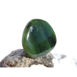 Nephrit-Jade Schmuckstein / Scheibenstein - Sonderqualit�t - Handarbeit - ca. 2,9 cm x 2,5 cm x 0,6 cm