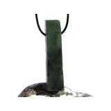 Nephrit-Jade XXXL Schmuckstein / Scheibenstein gebohrt matt - Sonderqualität - Handarbeit - ca. 6,8 cm x 1,7 cm x 1 cm